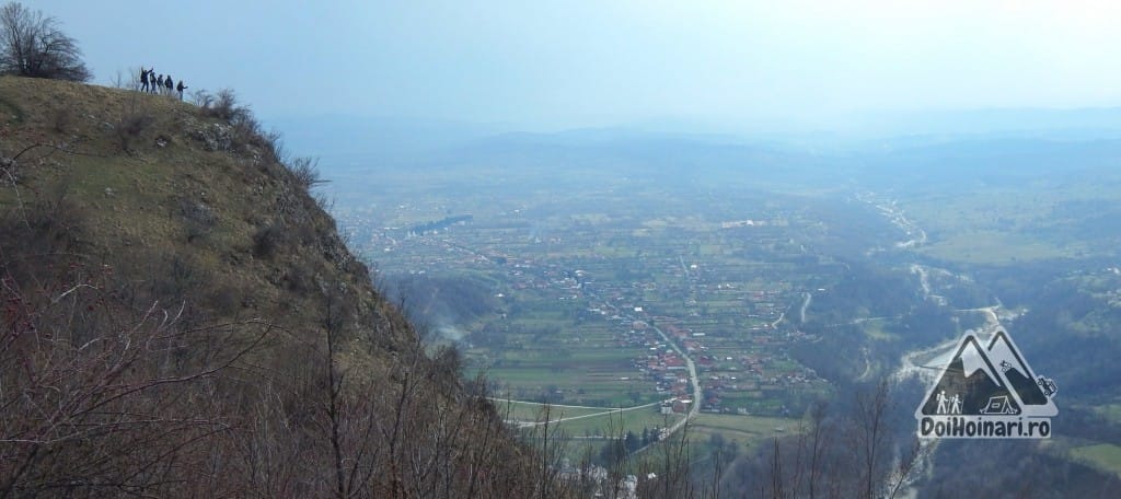 Vedere spre Polovragi Crucea lui Ursache