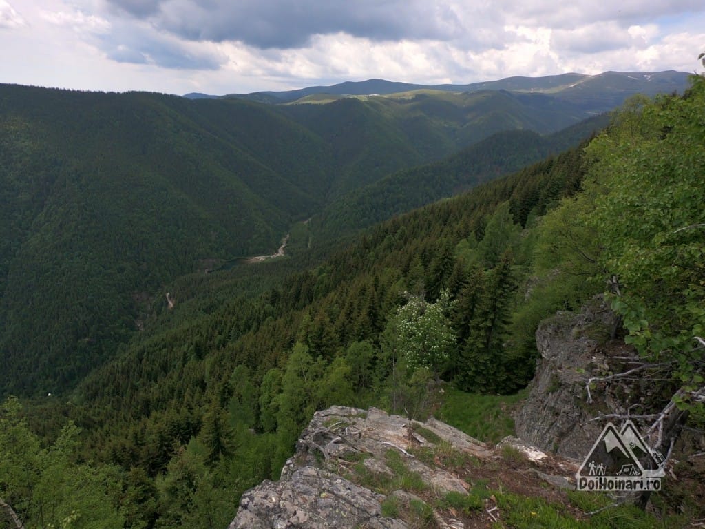 Lacul Balota și munții Căpățânii