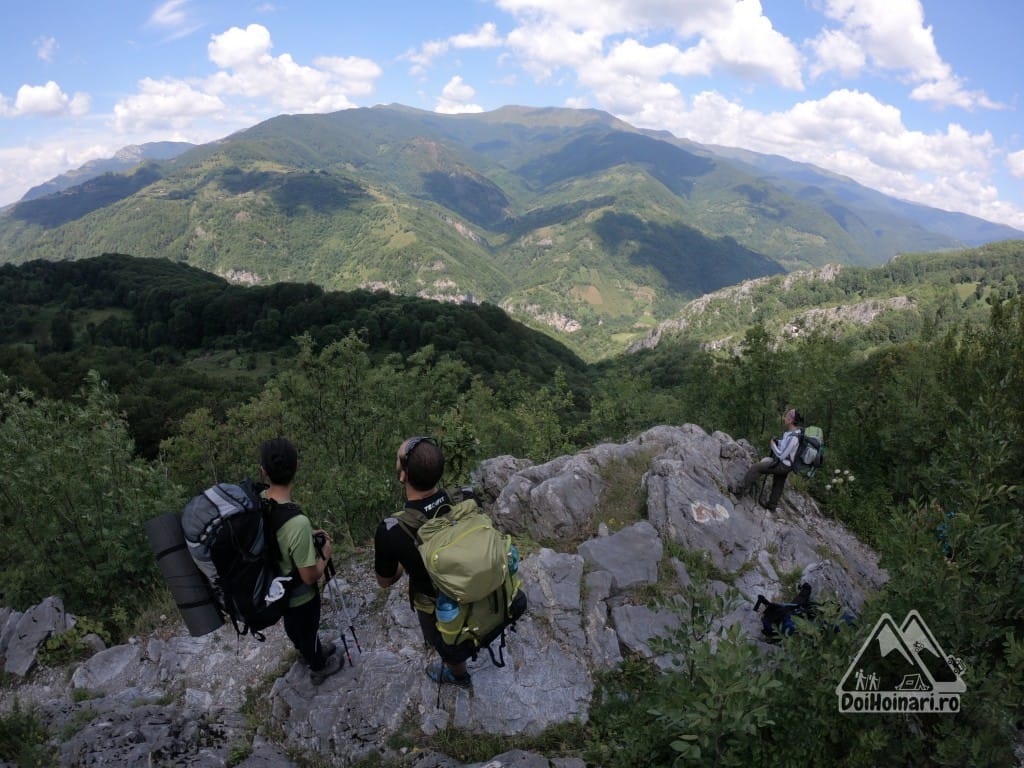 Privind spre munții Cernei, înainte de Cheile Tâmnei