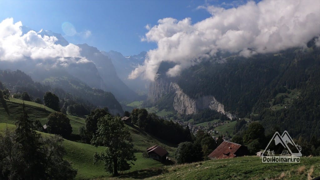 Lauterbrunnen văzut din trenul spre Wengen