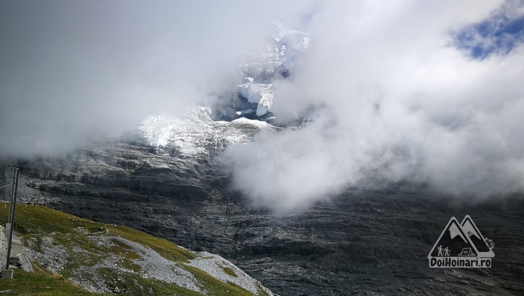 Baza ghețarului Eiger, printre nori