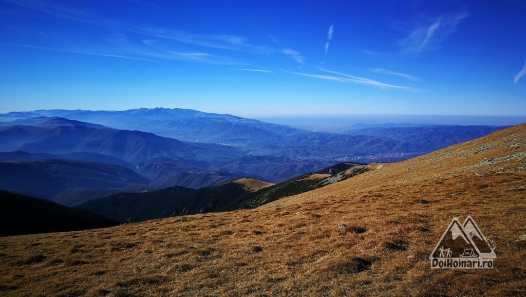 Spre vest - Vâlcan, Retezat, Oslea, dar și orașele Petroșani și Vulcan