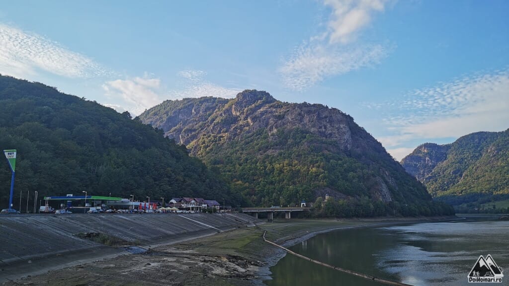 Muntele Basarab vazut de pe barajul de pe Olt