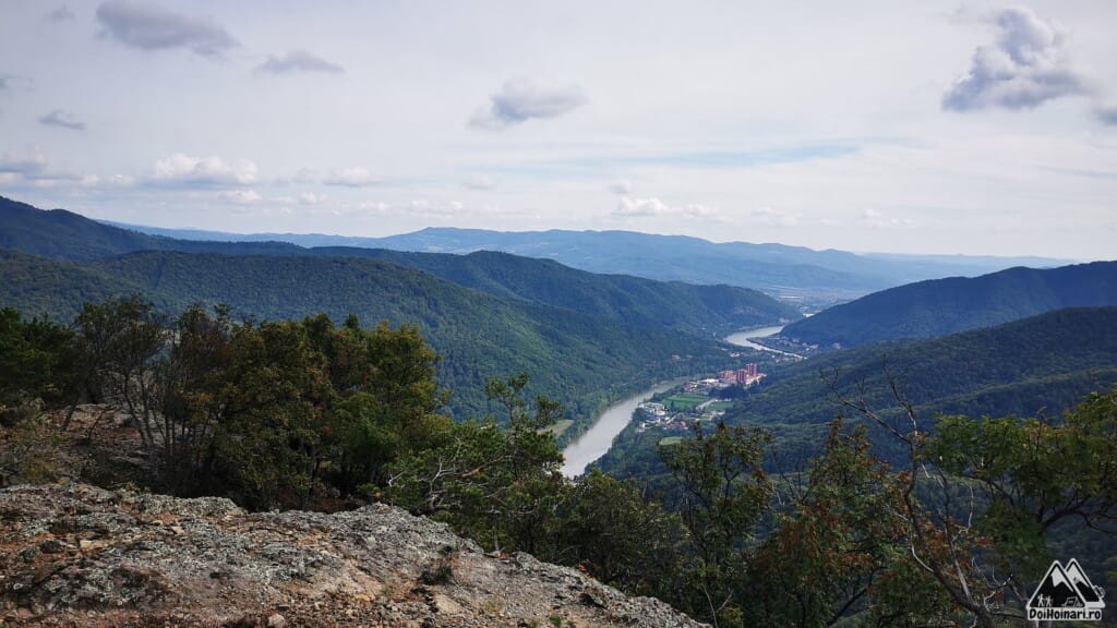 Privind spre Calimanesti, de pe varful Basarab