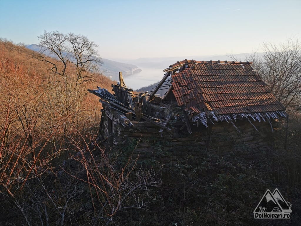Vârful Trescovăț -gospodărie abandonată