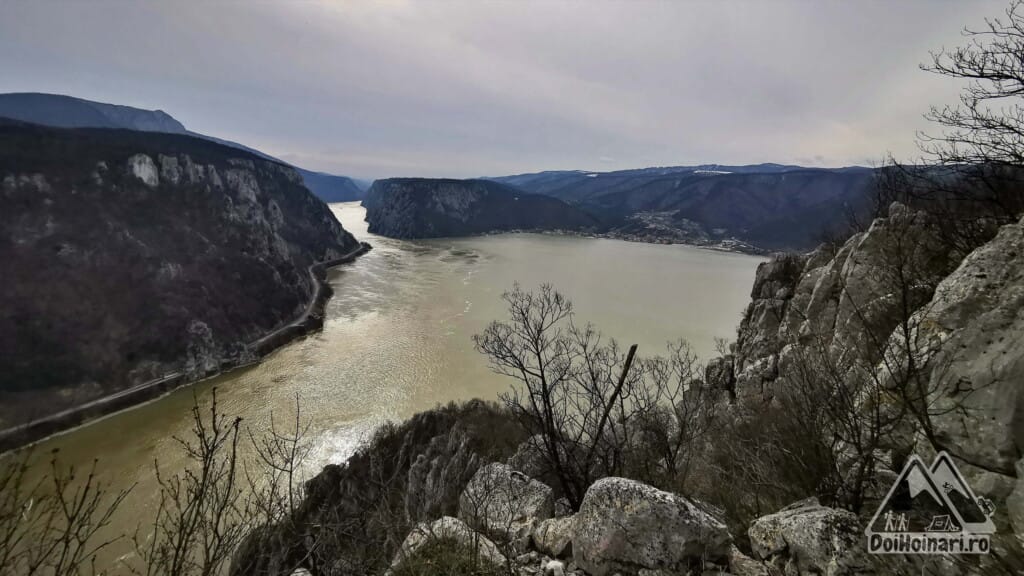 De pe Ciucaru Mic, spre Dubova și Ciucaru Mare