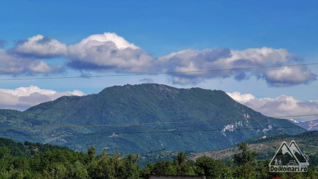 Piatra Cloșanilor, văzută din Apa Neagră