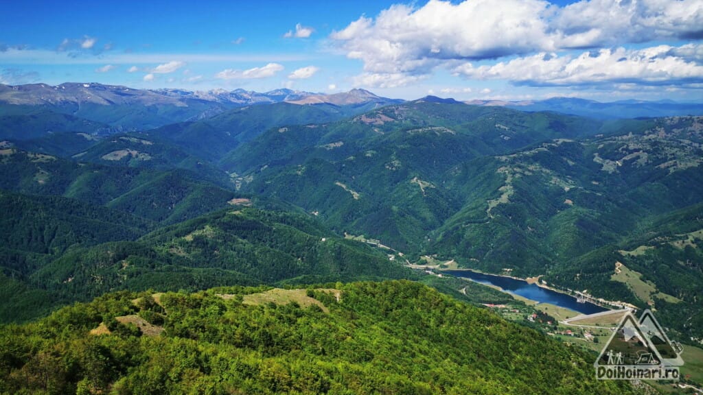 Lacul Valea Mare văzut de pe vf. Colțul Pietrii 1332m)