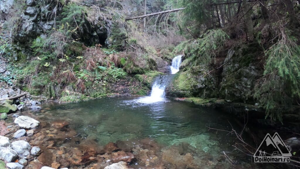 Primele cascade de pe valea Lazărului