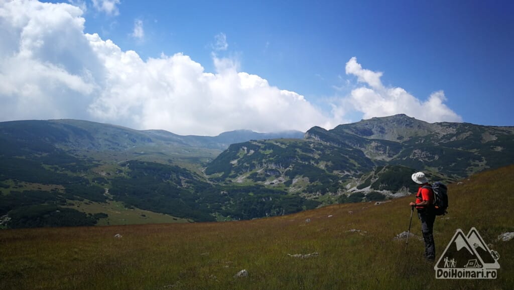 Vârful Găuri (2243m, dreapta) și Coasta lui Rus și Piatra Tăiată în nori