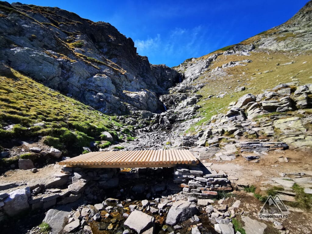 Podul de lemn (izvorul este in dreapta sa)