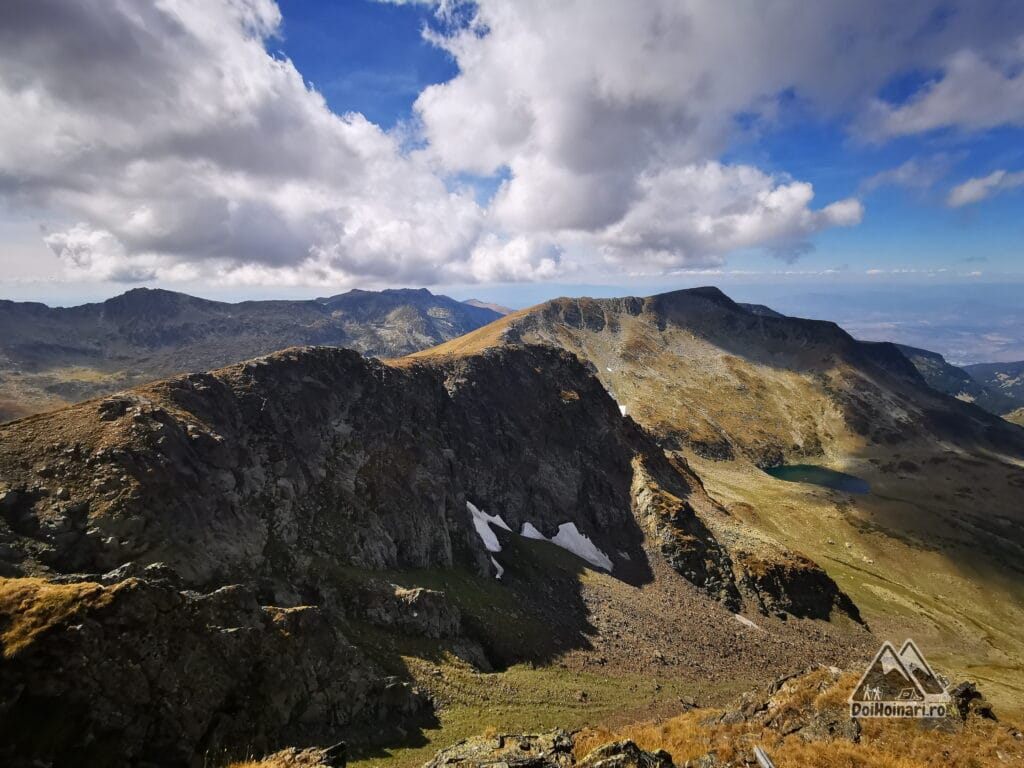 Vârful Otovitsa (2696m) și un alt lac, sub el