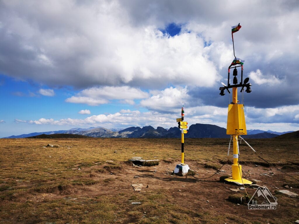 Indicatoare în șaua Razdiela (2603m), toate în alfabet bulgăresc