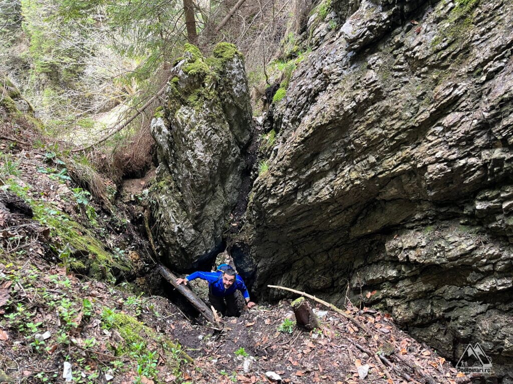 Trecere pe sub o stâncă