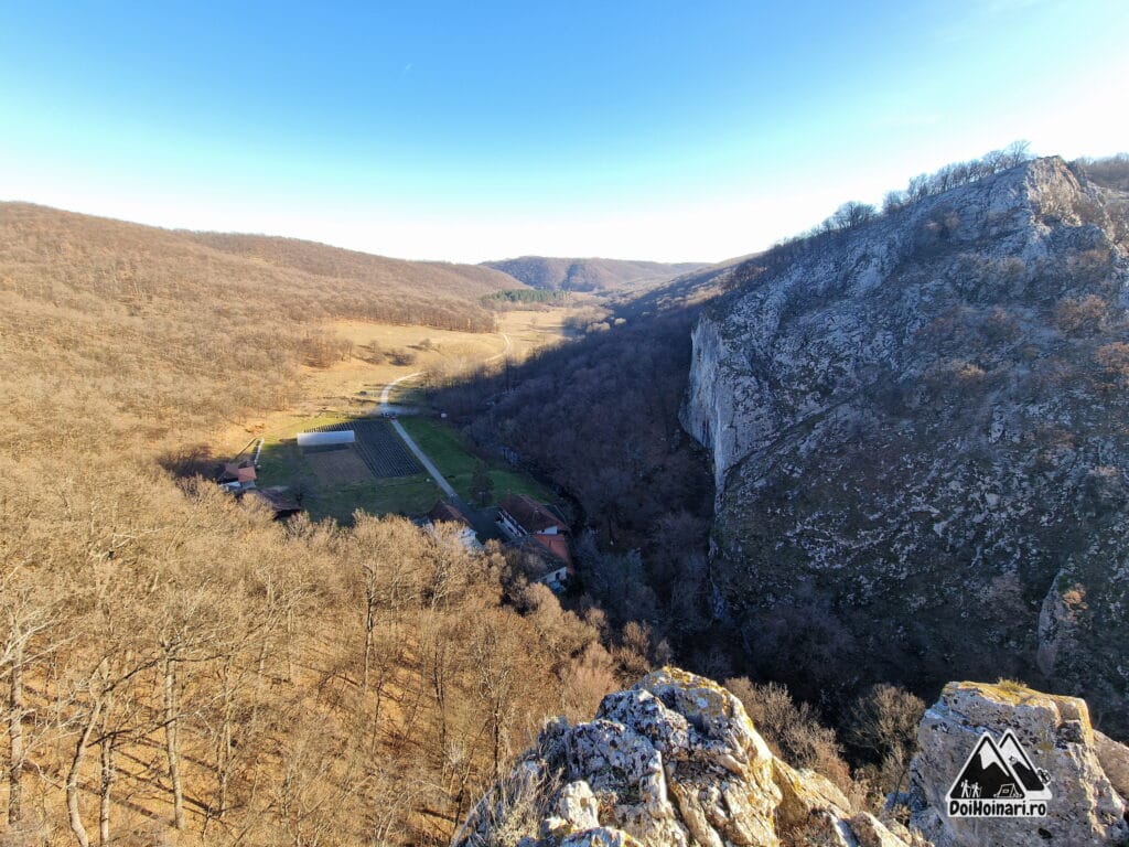 Belvedere deasupra Mănăstirii Vratna