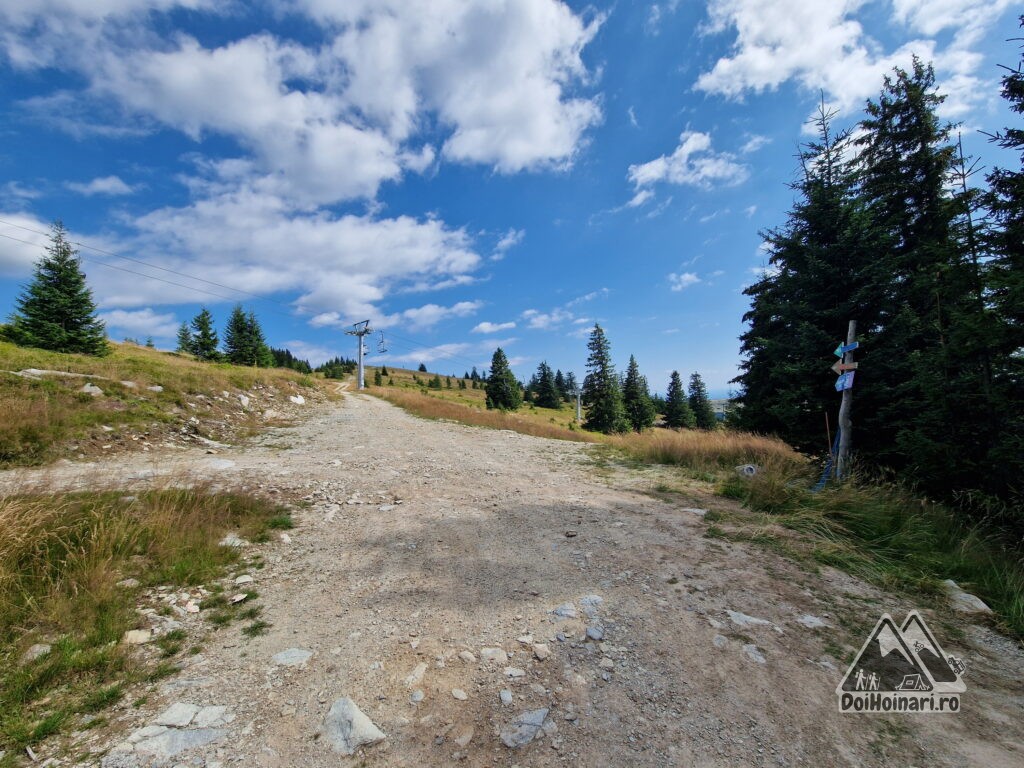 Capătul urcării, aici mergem în dreapta